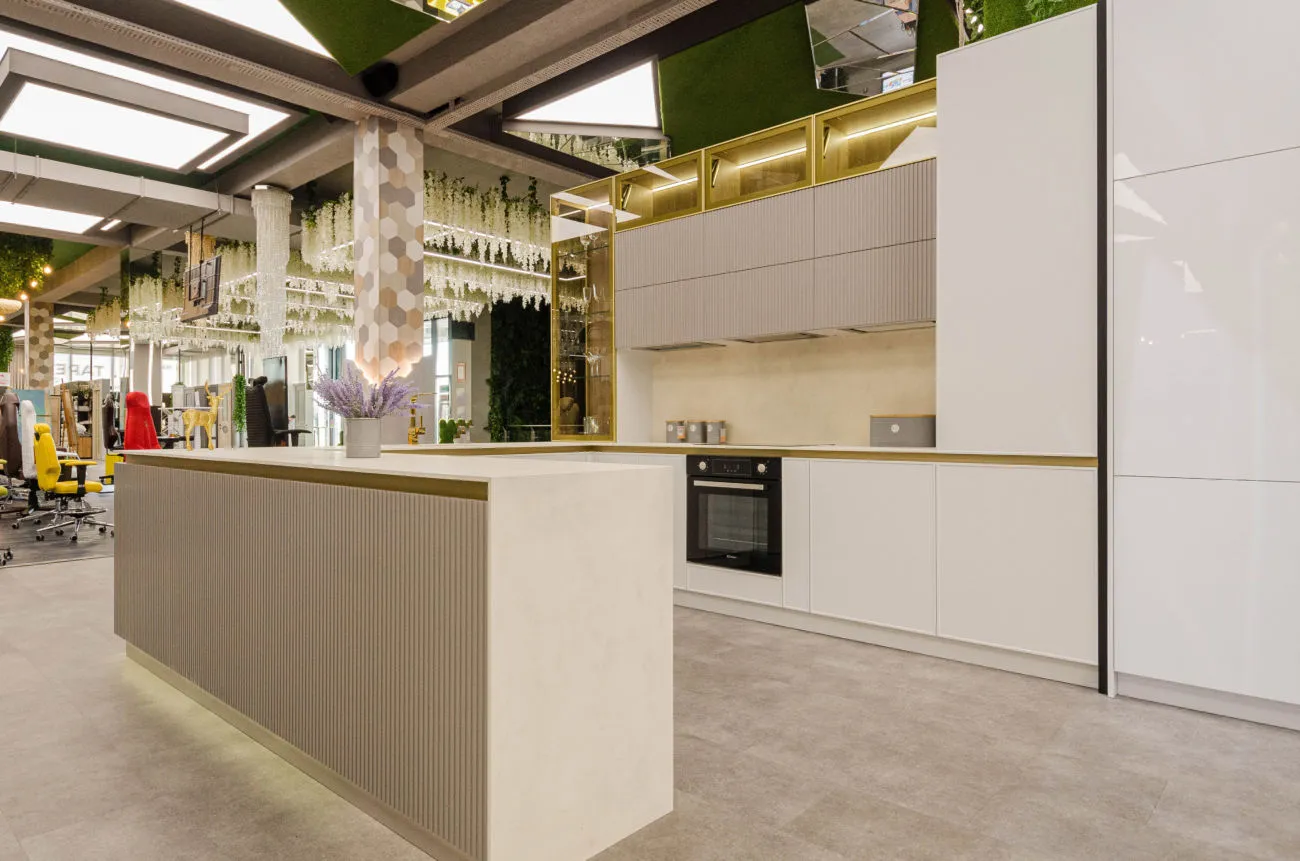 #1 Bucătărie TOP: MDF vopsit, vitrină aurie și mecanisme avansate (showroom)