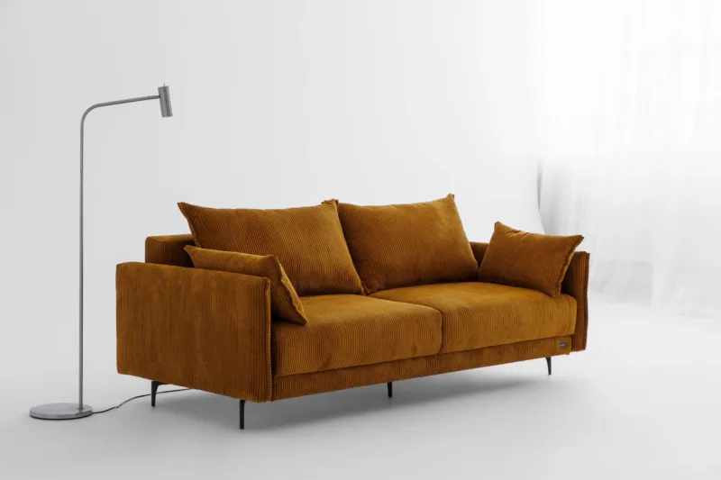 Canapea tapițată Di’vani într-un interior modern